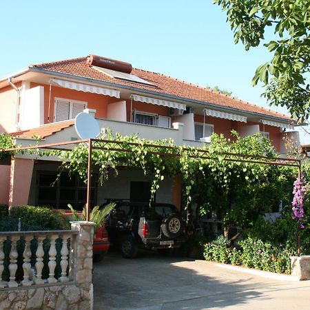 Apartments And Rooms Dobrila 耶尔萨 客房 照片