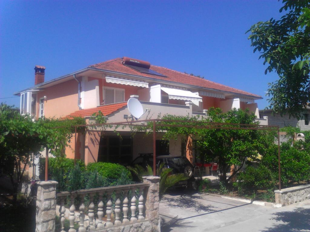 Apartments And Rooms Dobrila 耶尔萨 外观 照片