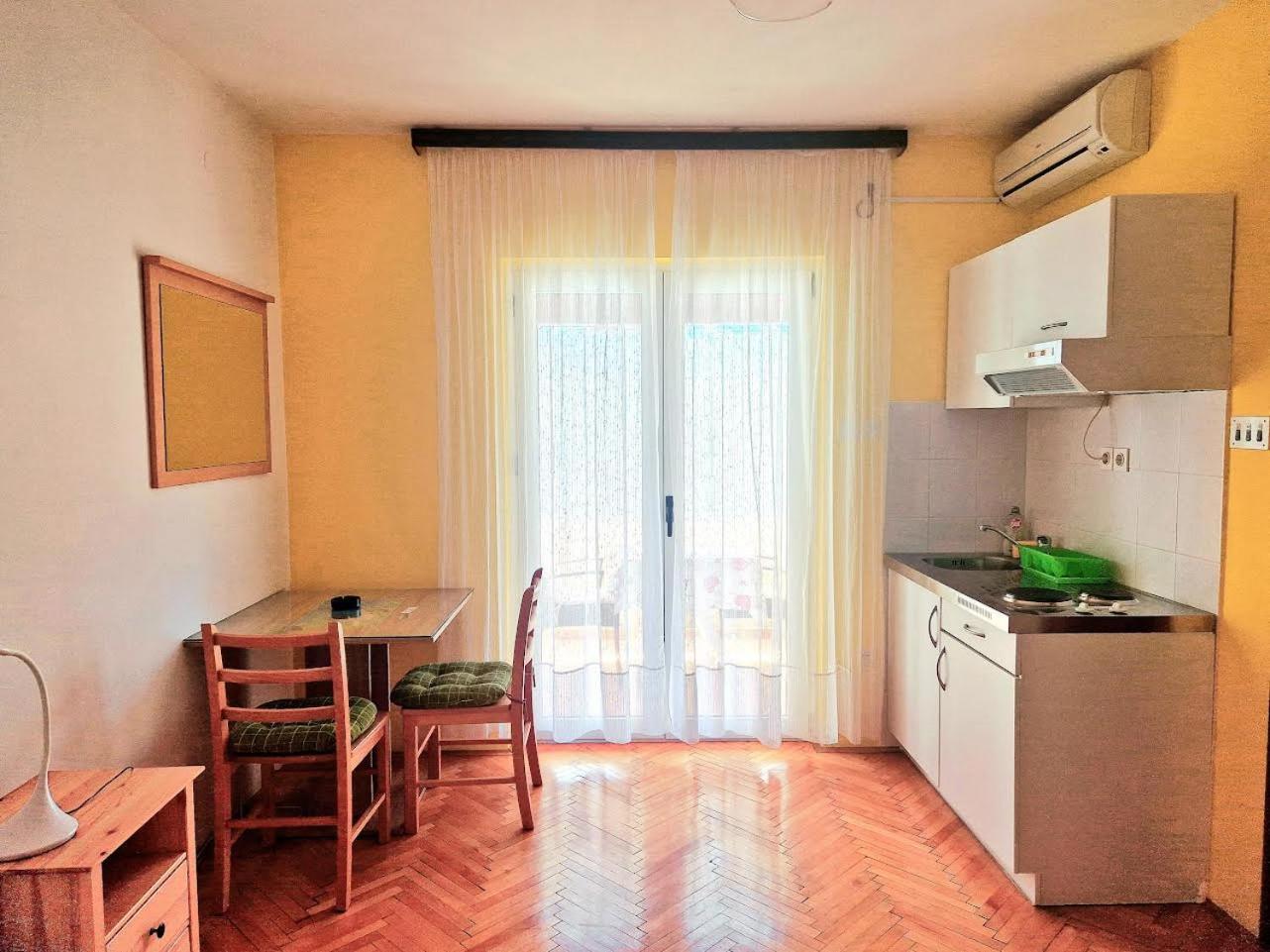 Apartments And Rooms Dobrila 耶尔萨 客房 照片