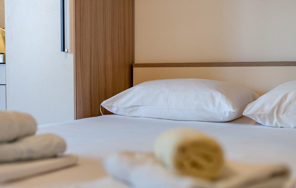 Apartments And Rooms Dobrila 耶尔萨 外观 照片