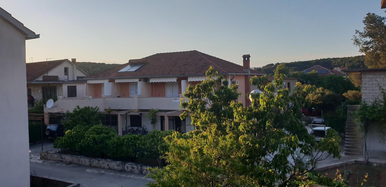 Apartments And Rooms Dobrila 耶尔萨 外观 照片
