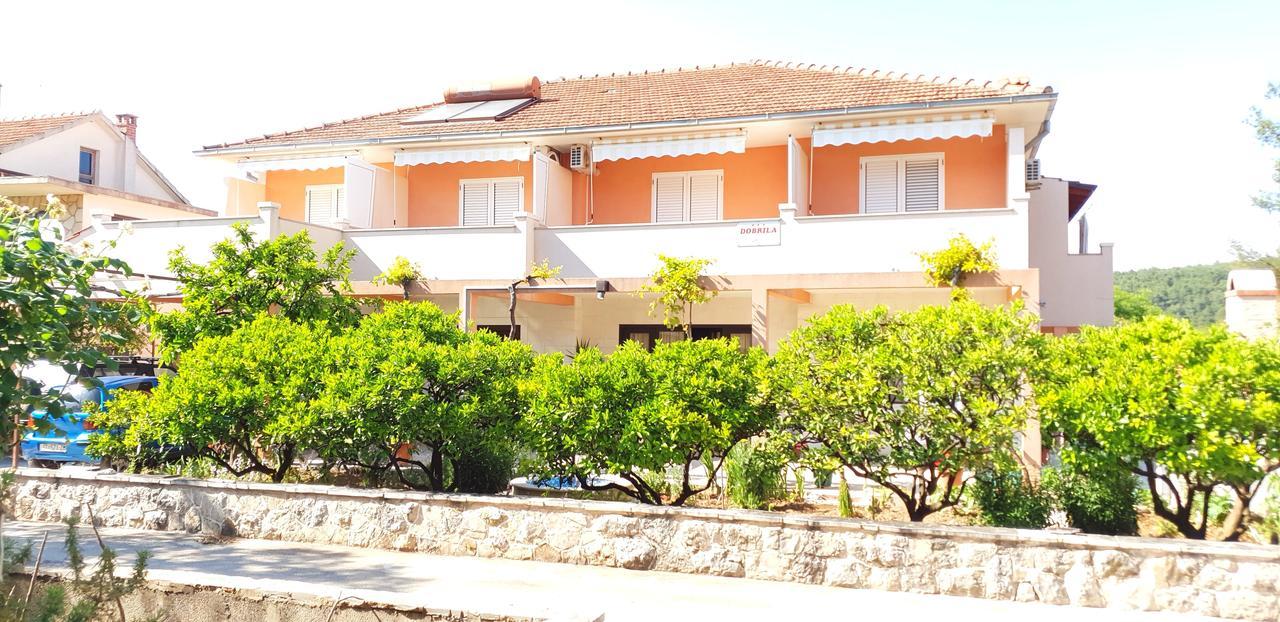 Apartments And Rooms Dobrila 耶尔萨 外观 照片