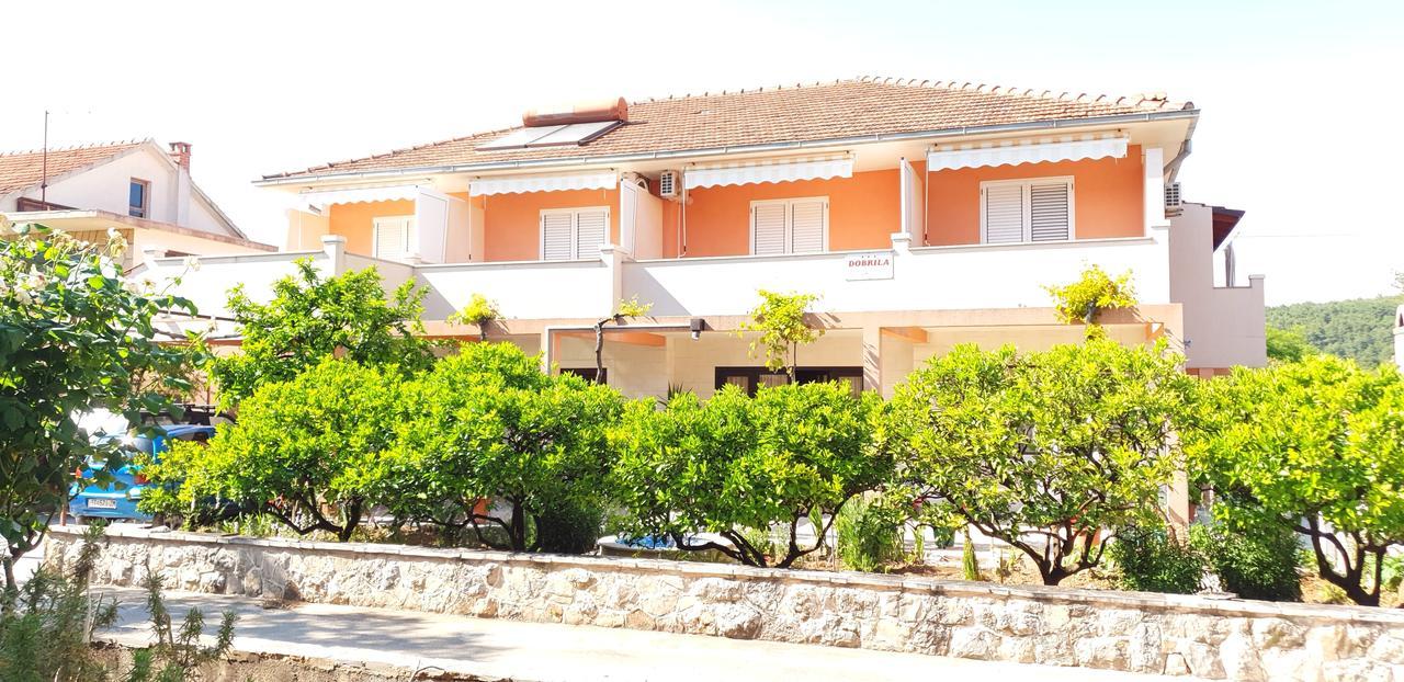 Apartments And Rooms Dobrila 耶尔萨 外观 照片