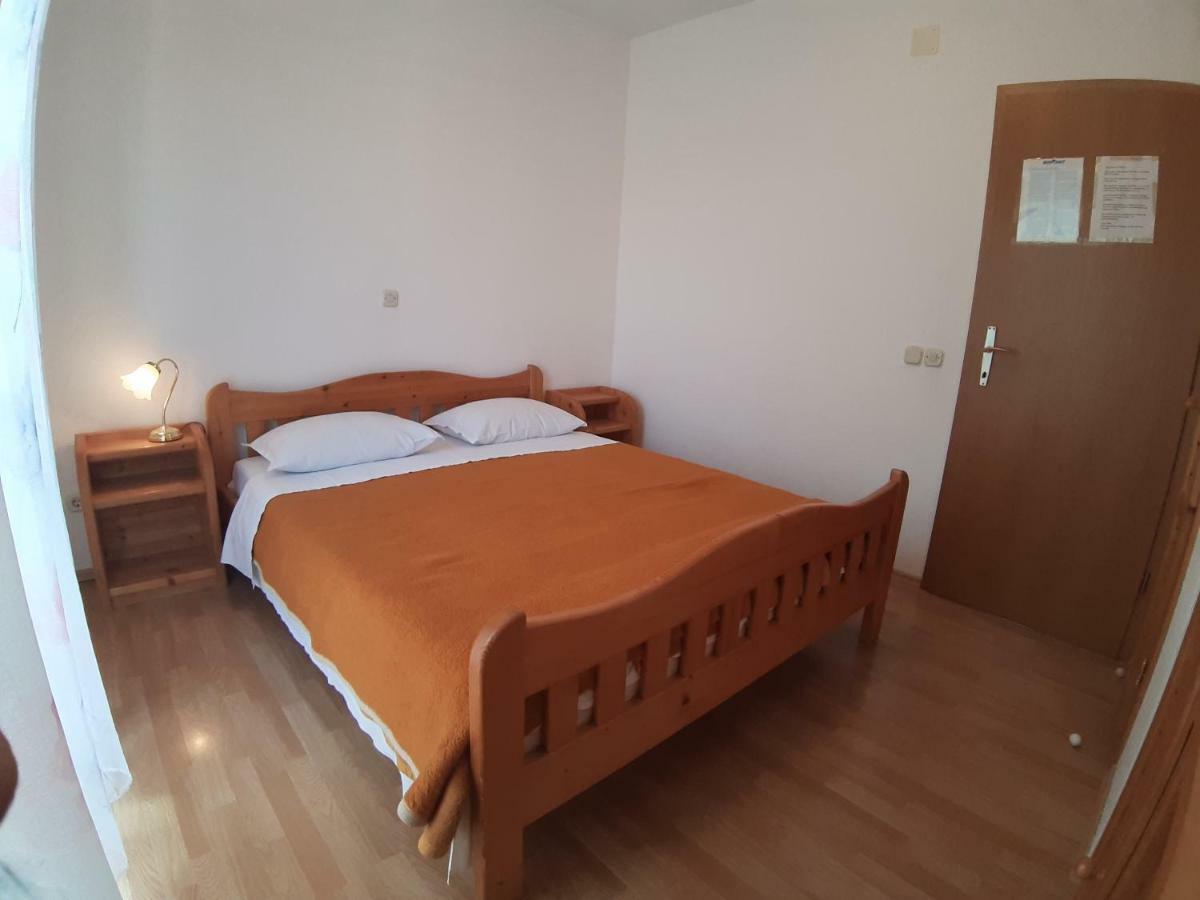 Apartments And Rooms Dobrila 耶尔萨 外观 照片