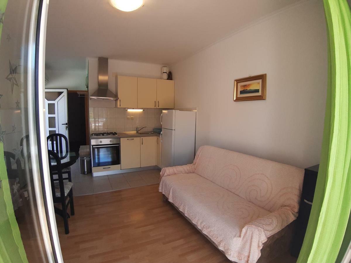 Apartments And Rooms Dobrila 耶尔萨 外观 照片
